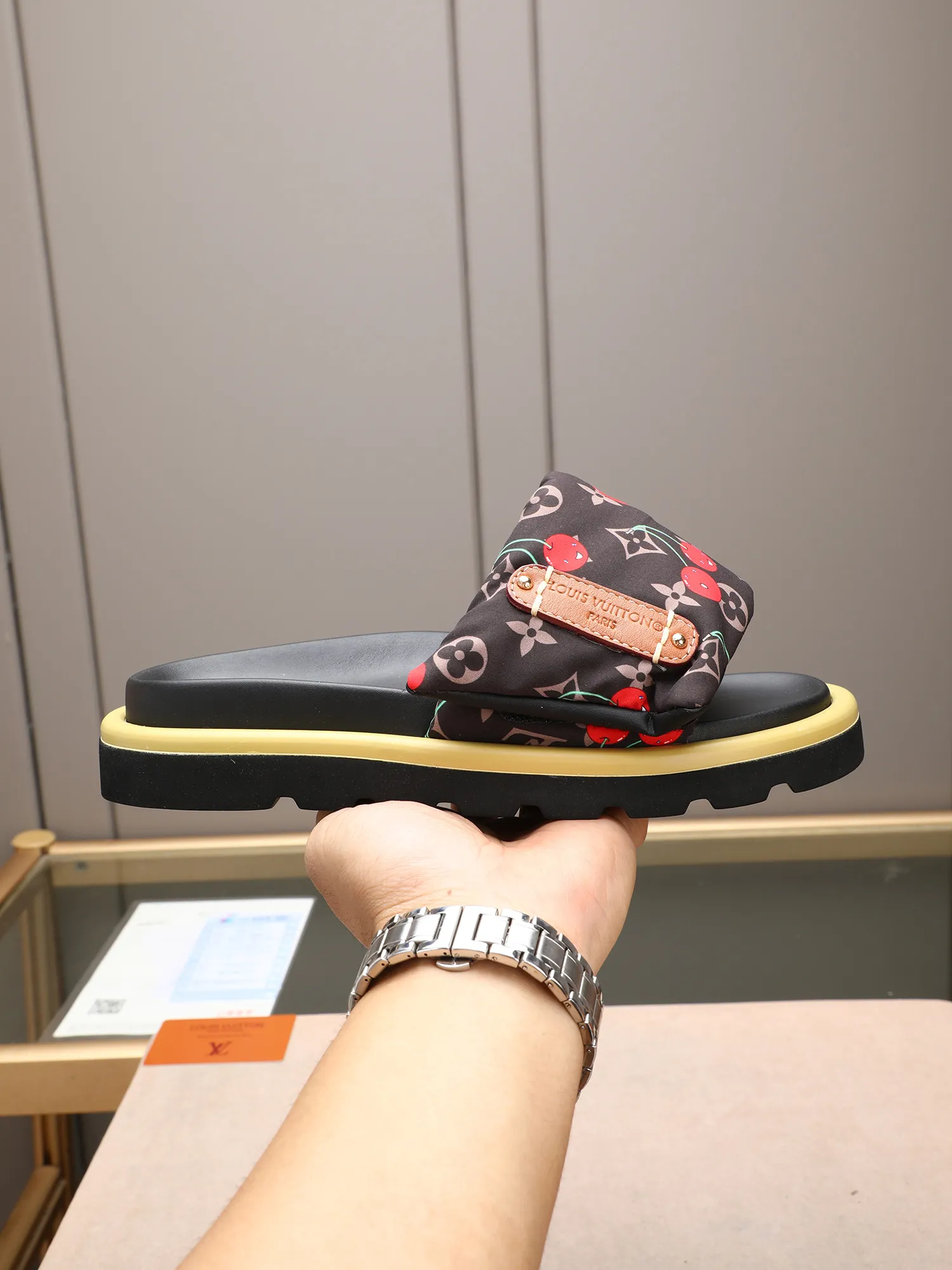 PP360 [LOUIS VUITTON] Louis Vuitton, LV printing, men's and women's slippers are on the market. The drawer box packaging comes with a cloth bag and a card. The upper pattern looks very soft and waxy, and it is a super versatile leg slimming tool. Fabric: imported denim/canvas/old fabric, LV hardware LOGO, official website pattern printing, comfortable to wear, feet: high-elastic PU water table. Sole: foam sole, heel height: about 5cm. Code number: 35-46, 35, 45, 46 are custom-made and non-returnable. Color: multiple colors and styles available.